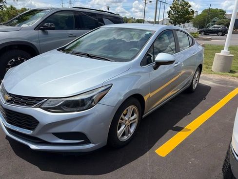 Used 2017 Chevrolet Cruze LT FWD image 2