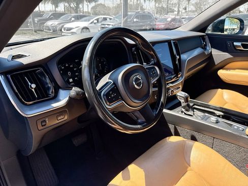 Used 2018 Volvo XC60 T6 Momentum w/ Vision Package image 10