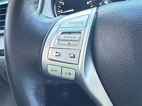 Used 2016 Nissan Rogue SL image 12