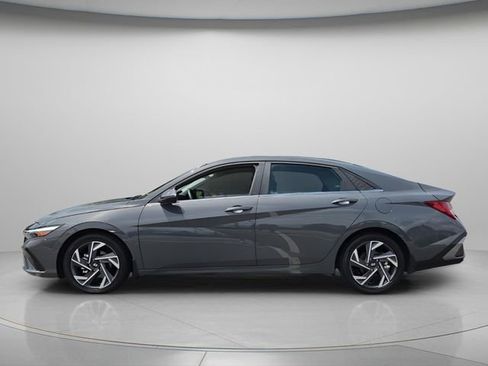 Used 2025 Hyundai Elantra Limited w/ Cargo Package FWD image 3