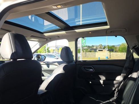 Used 2022 Nissan Rogue Platinum w/ Head-Up Display Package image 8