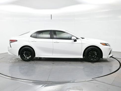 Used 2018 Toyota Camry SE w/ Moonroof Package image 8