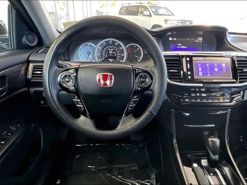 Used 2017 Honda Accord EX image 8