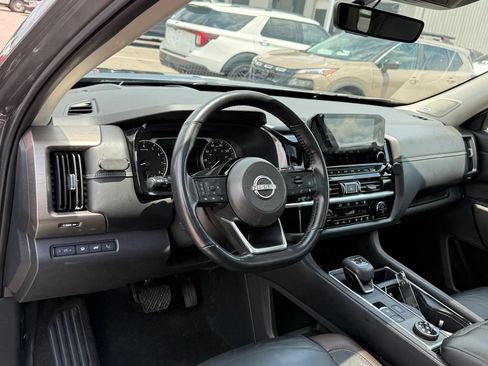 Used 2023 Nissan Pathfinder Platinum AWD/4WD image 4