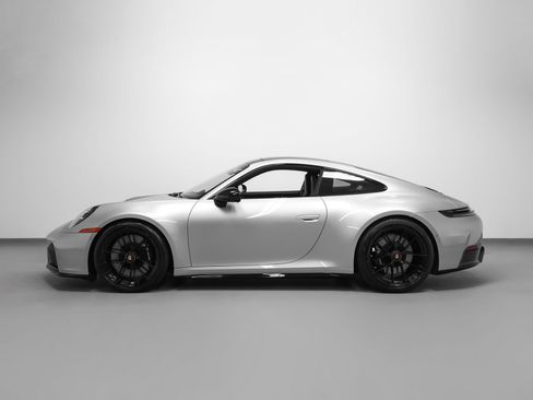 Certified 2025 Porsche 911 Carrera GTS RWD image 2