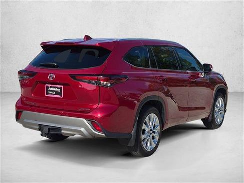 Used 2024 Toyota Highlander Limited FWD image 5