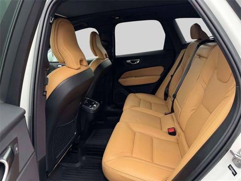 Used 2022 Volvo XC60 B5 Inscription w/ Advanced Package image 12