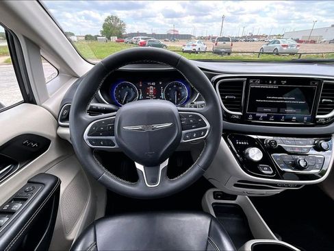 Used 2023 Chrysler Pacifica Touring-L FWD image 5