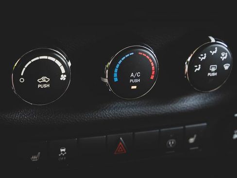Used 2016 Jeep Wrangler Unlimited Sahara AWD/4WD image 15