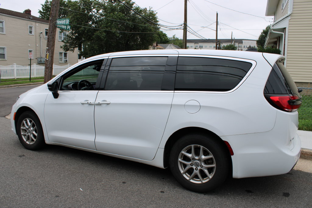 Used 2025 Chrysler Pacifica Select FWD image 8