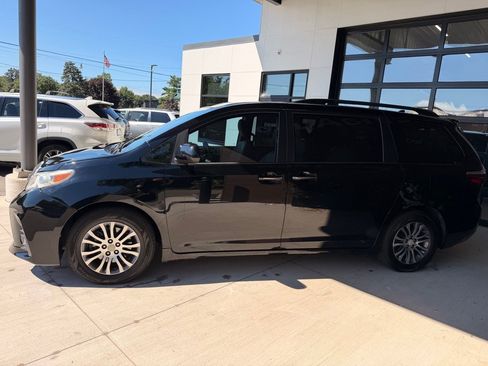 Used 2018 Toyota Sienna XLE w/ XLE Navigation Package FWD image 4