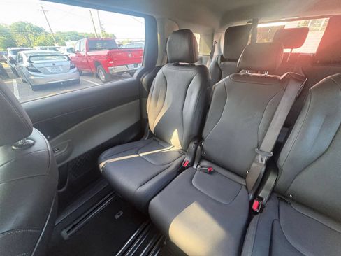 Used 2026 Kia Carnival FWD image 38