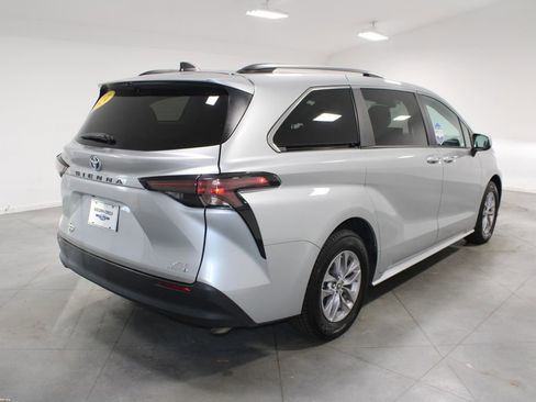 Used 2024 Toyota Sienna XLE image 9