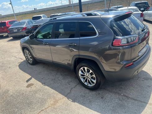 Used 2019 Jeep Cherokee Latitude Plus w/ Comfort/Convenience Group FWD image 10