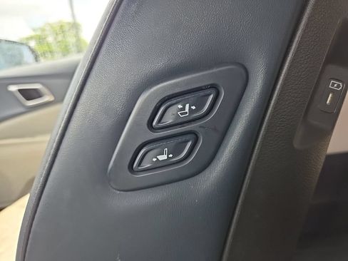 Certified 2025 Kia Carnival EX FWD image 30