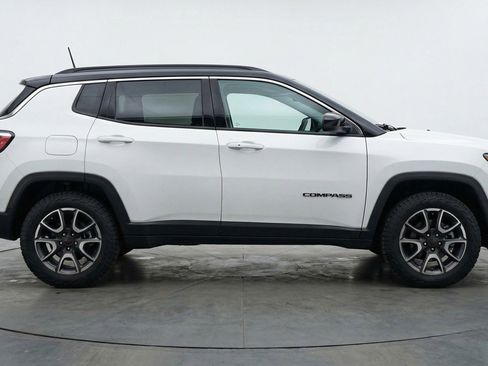 Used 2025 Jeep Compass Trailhawk image 11