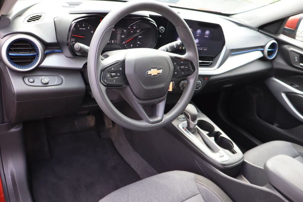 Used 2024 Chevrolet Trax LS w/ LS Convenience Package FWD image 5