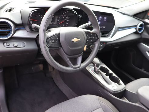 Used 2024 Chevrolet Trax LS w/ LS Convenience Package FWD image 5