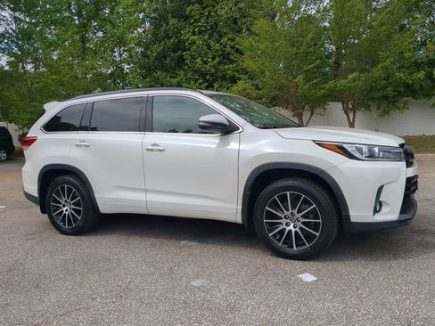 Used 2018 Toyota Highlander SE image 1