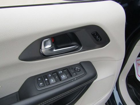 Used 2023 Chrysler Pacifica Touring-L image 24