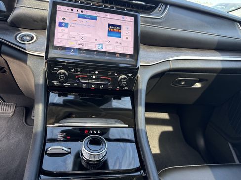 Used 2023 Jeep Grand Cherokee Limited image 9