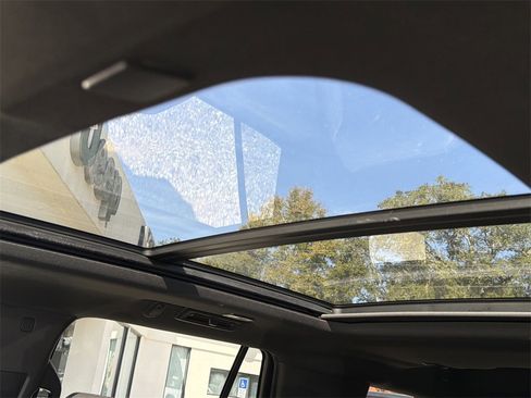 Used 2023 Chevrolet Tahoe Z71 w/ Luxury Package image 39