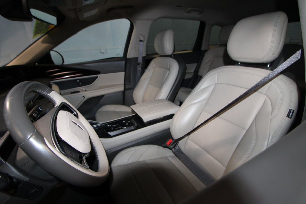 Used 2024 Lincoln Nautilus Premier AWD/4WD image 4