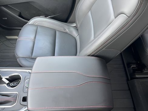 Used 2023 Chevrolet Traverse RS image 17