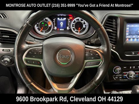 Used 2019 Jeep Cherokee Latitude Plus w/ Comfort/Convenience Group image 18