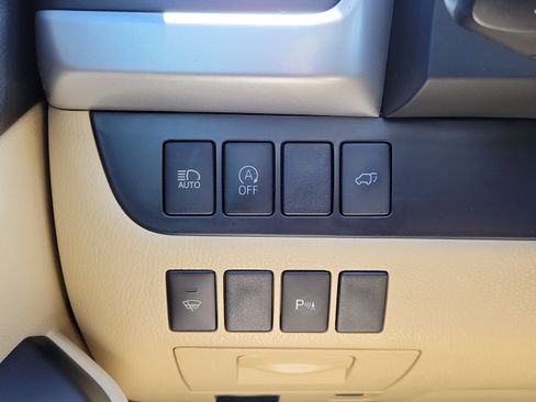 Used 2018 Toyota Highlander Limited FWD image 28