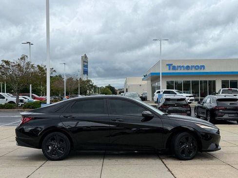 Used 2023 Hyundai Elantra SEL w/ Preferred Accessory Package FWD image 5