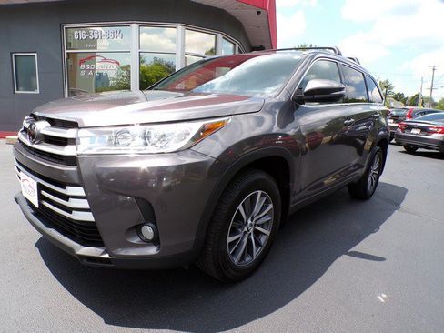 Used 2017 Toyota Highlander XLE AWD/4WD image 6