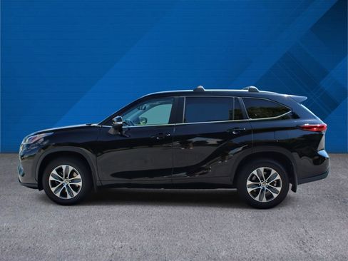 Used 2023 Toyota Highlander XLE AWD/4WD image 6
