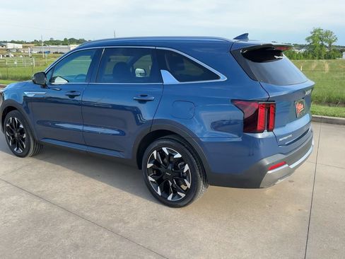 Used 2025 Kia Sorento EX w/ Panoramic Sunroof Package FWD image 7