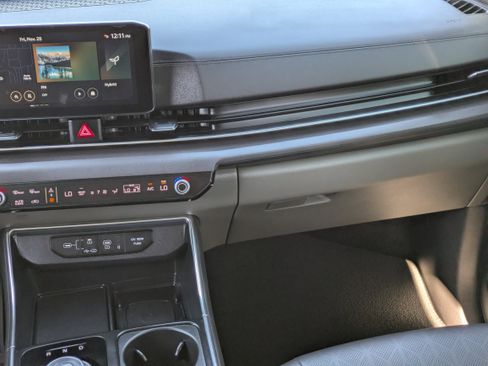 Certified 2025 Kia Carnival EX image 19