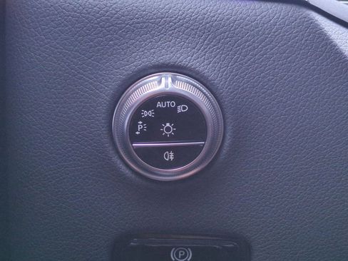 Used 2023 Mercedes-Benz GLC 300 4MATIC image 25