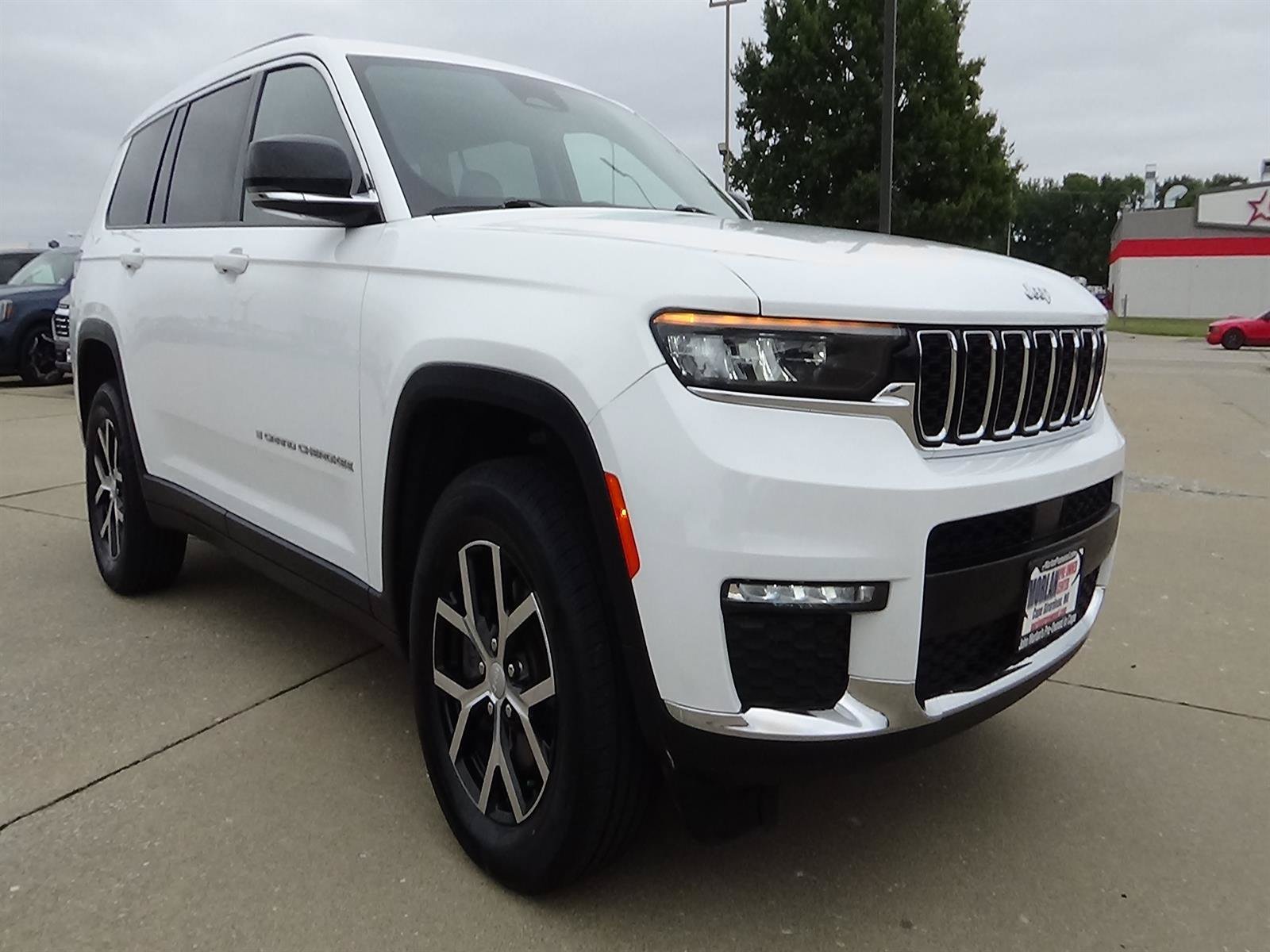 Used 2023 Jeep Grand Cherokee L Limited AWD/4WD image 4