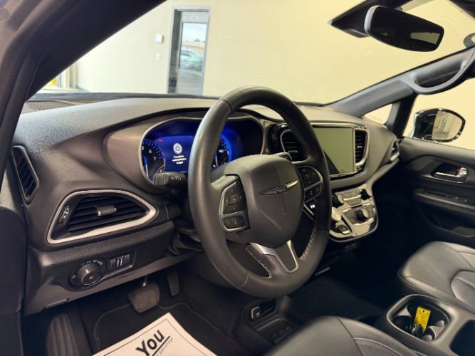Used 2025 Chrysler Pacifica Select FWD image 11