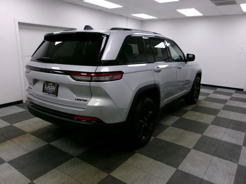 Used 2025 Jeep Grand Cherokee Limited w/ Black Appearance Package AWD/4WD image 14