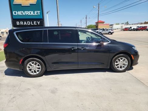 Used 2023 Chrysler Pacifica Touring-L image 3