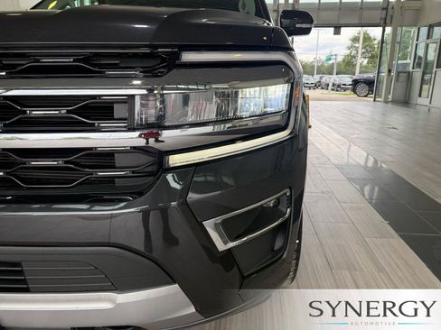 Used 2023 Ford Expedition Limited AWD/4WD image 10