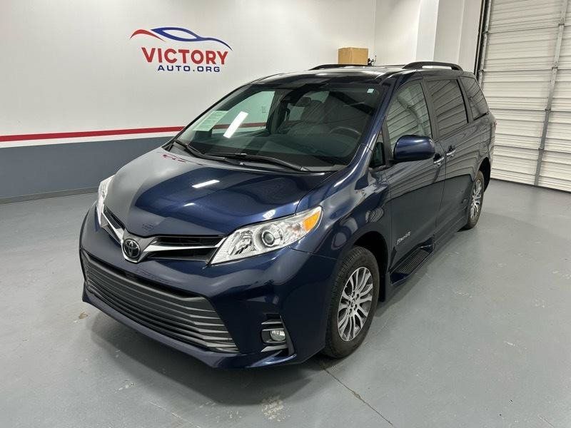 Used 2020 Toyota Sienna XLE w/ XLE Navigation Package FWD image 3