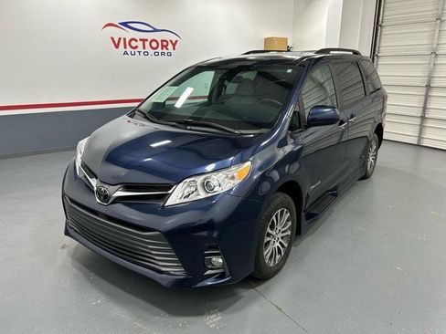 Used 2020 Toyota Sienna XLE w/ XLE Navigation Package image 3