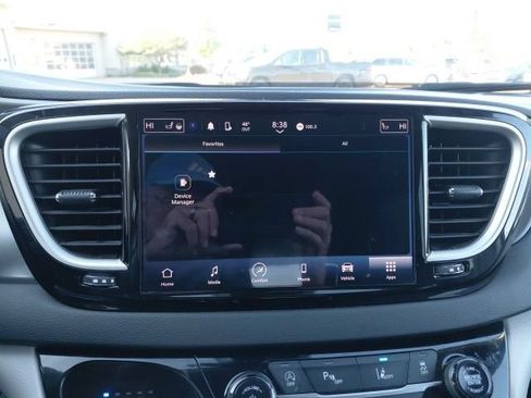 Used 2024 Chrysler Pacifica Touring-L FWD image 19
