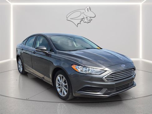 Used 2017 Ford Fusion SE w/ Fusion SE Technology Package FWD image 7