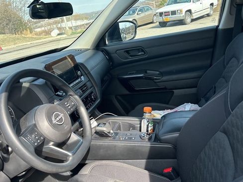 Used 2023 Nissan Pathfinder S image 11