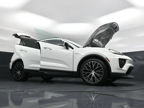 New 2026 Porsche Macan 4 Electric AWD/4WD image 34