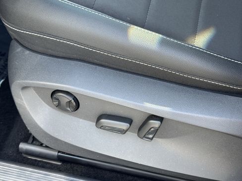 Used 2022 Volkswagen Taos SE w/ Panoramic Sunroof Package FWD image 18