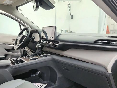 Used 2024 Toyota Sienna XLE image 30