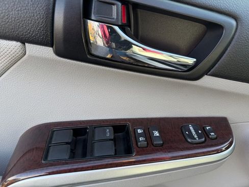 Used 2012 Toyota Camry XLE image 34